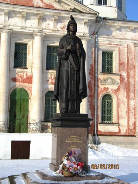 Кашин. Воскресенский Собор. Памятник Анне Кашинской