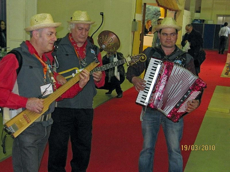 А, в это время на выставке.....