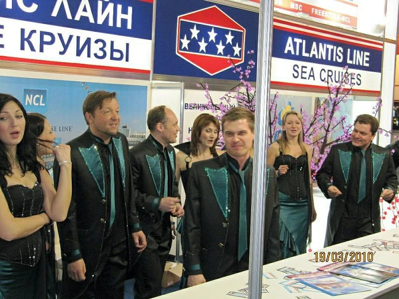 А, в это время на выставке.....