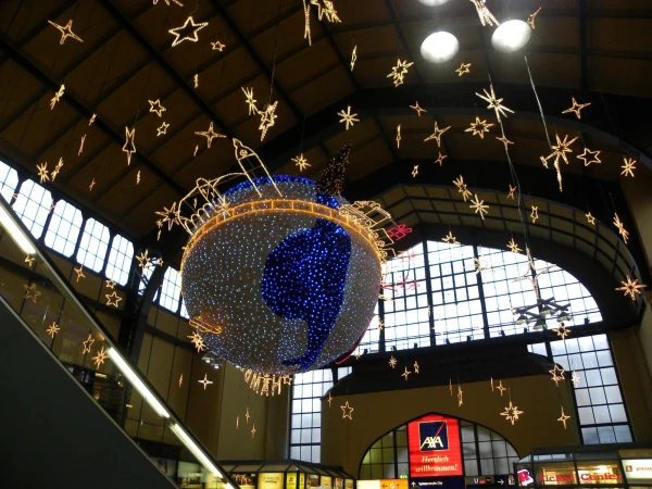 Hauptbahnhof-центральный вокзал Гамбурга.