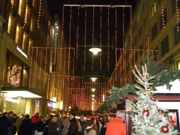 Weihnachtsmarkt-рождественский базар.
