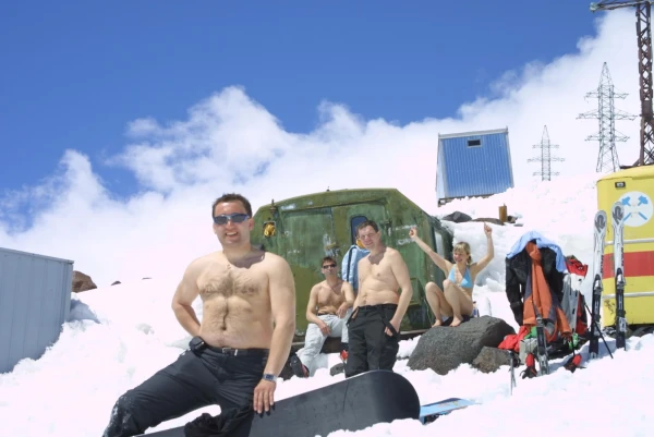 Белый снег, белые люди
