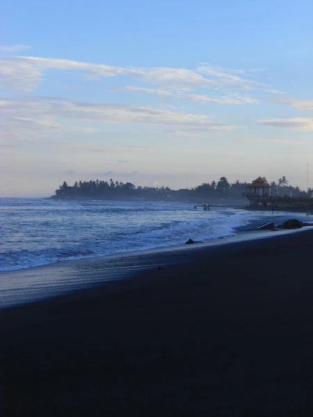 пляж с черным песком