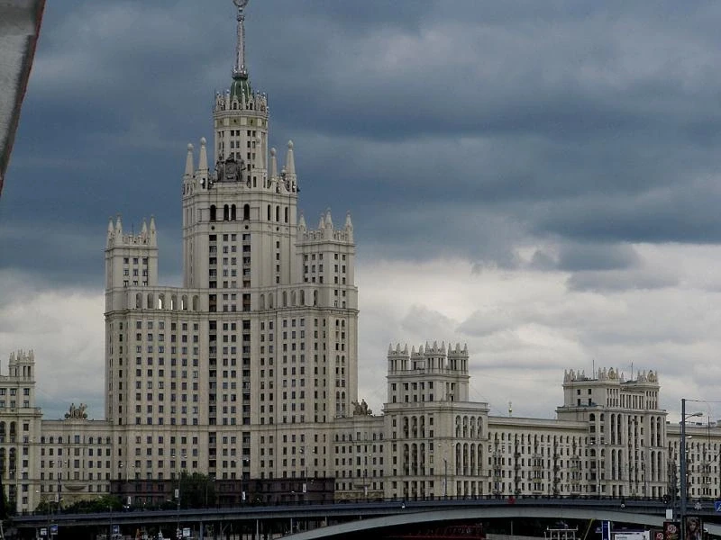 Наша Москва. Прогулка на кораблике по Москве реке.Одна из семи Сталинских высоток.