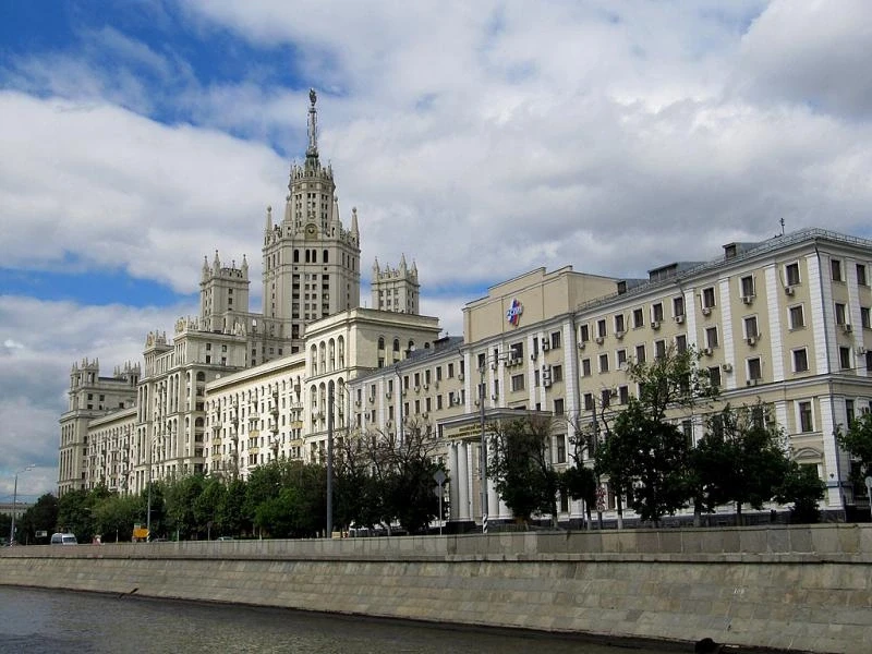 Наша Москва. Прогулка на кораблике по Москве реке.Одна из семи Сталинских высоток.