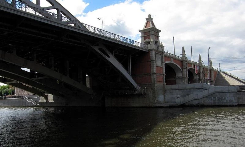 Москва. Прогулка на кораблике по Москве реке. Новоандреевский мост