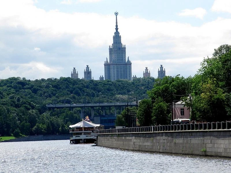 Москва. Прогулка на кораблике по Москве реке. Университет