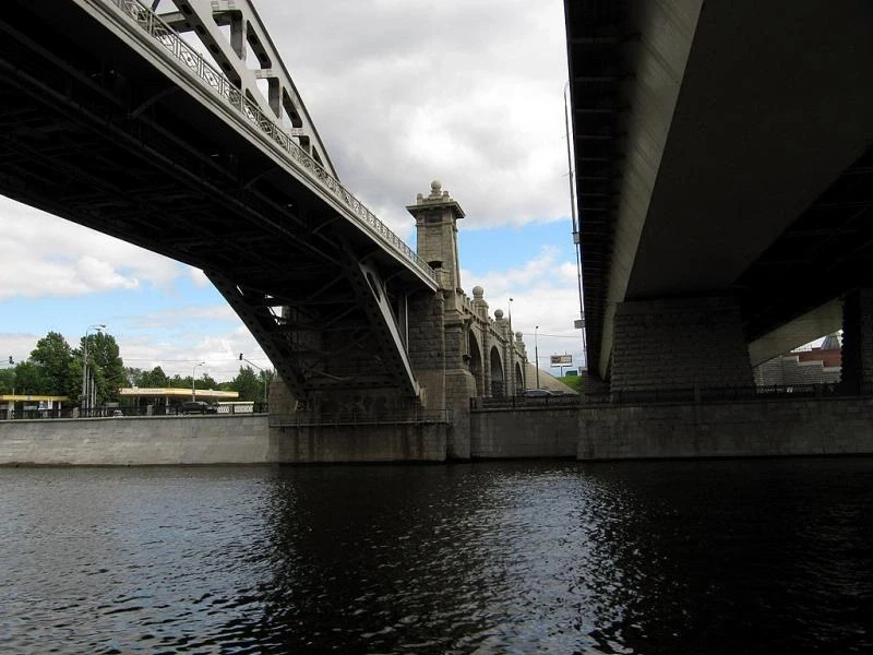 Москва. Прогулка на кораблике по Москве реке.Сетуньский мост