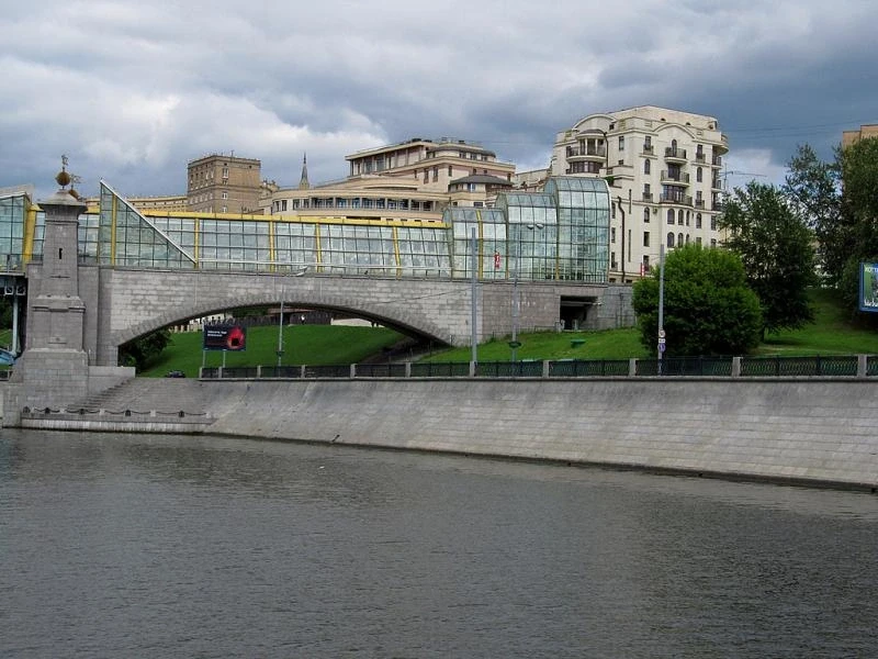 Москва. Прогулка на кораблике по Москве реке.Мост Богдана Хмельницкого