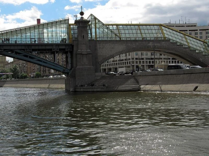 Москва. Прогулка на кораблике по Москве реке.Мост Богдана Хмельницкого