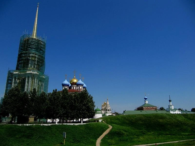 Рязань. «Есть в России три столицы — Москва, Рязань и Луховицы» (извините, но из пословицы слов не выкинешь).