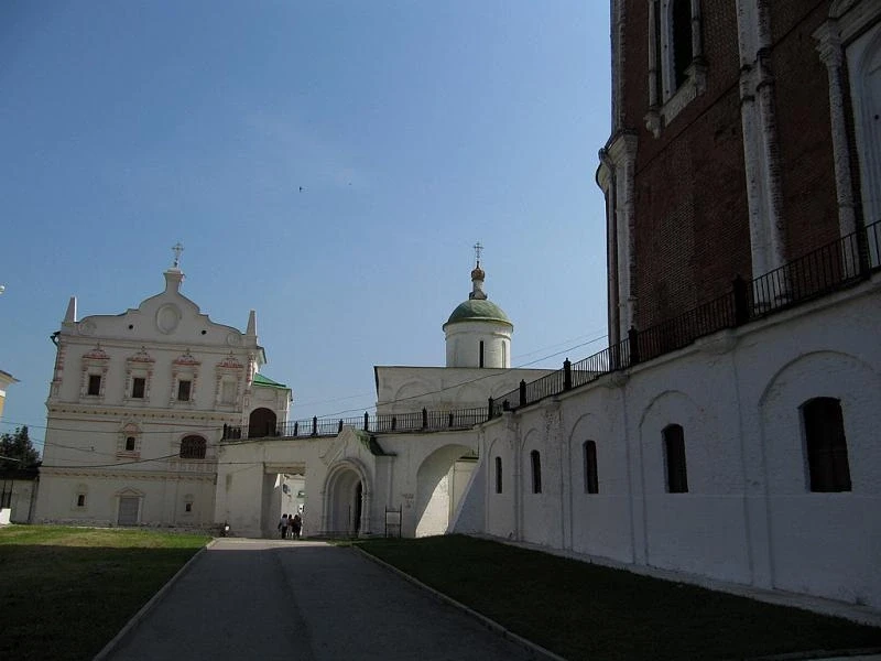 Рязань. Кремль.  Архангельский Собор и Архиерейский дом (Дворец Олега)