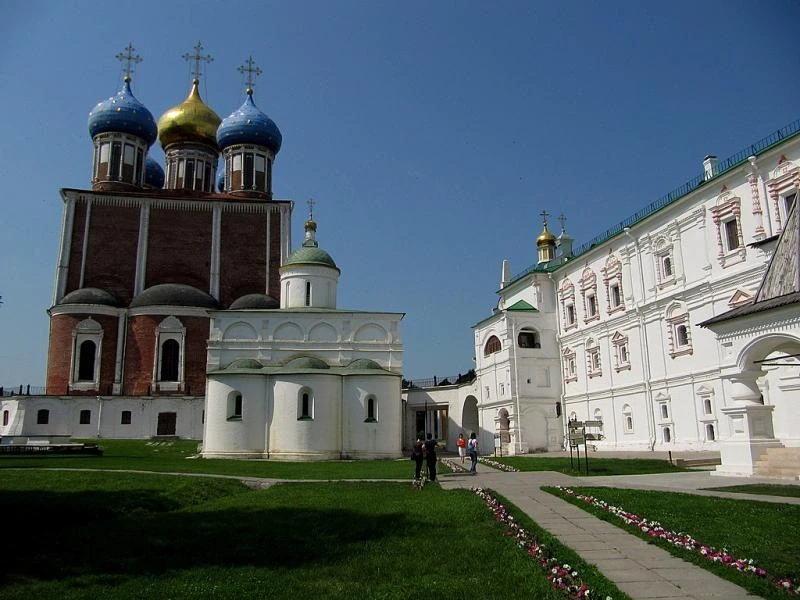 Рязань. Кремль.  Архангельский Собор, Успенский Собор и Архиерейский дом (Дворец Олега)