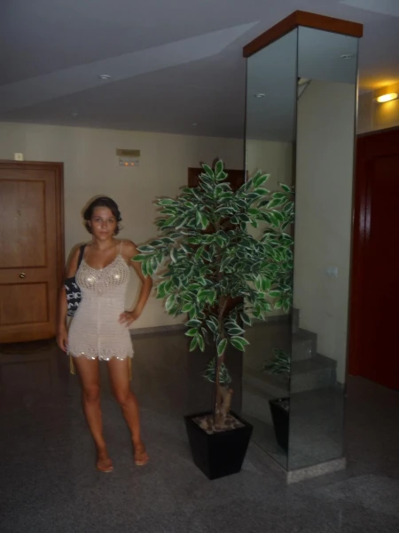 в холле дома