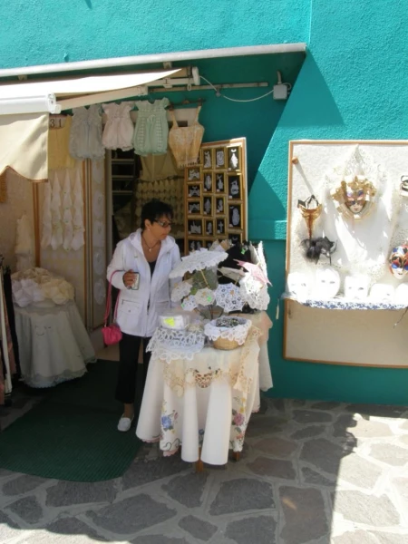 В магазине кружев
