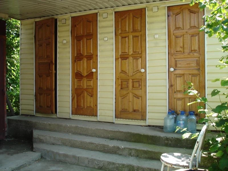 4 санузла в конце территории у площадки с мангалом