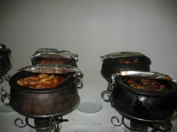 Мясные блюда в чугунках