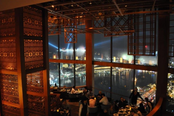 Вид на Marina Bay c высоты бара Swisshotel