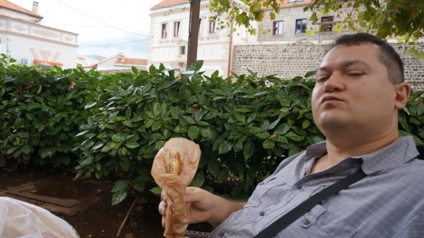 Крутые боснийский пацаны очень любят на обед бурек, обязательно горячий;)