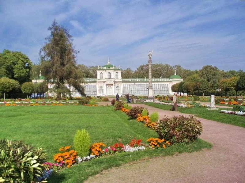 цветочный партер и Большая Каменная галерея