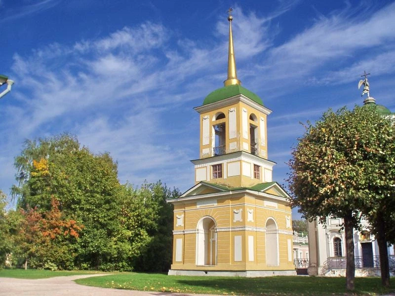 колокольня церкви, церковь - самая ранная постройка усадьбы, а вот колокольня - самая поздняя