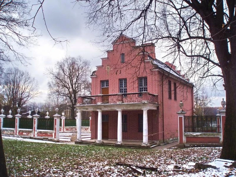 голландский домик со стороны парка