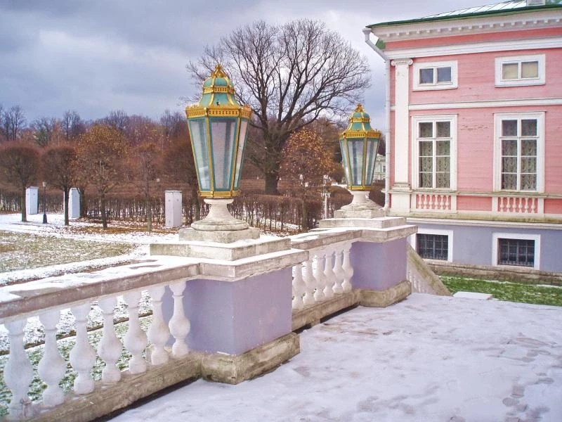 фонари на террасе дворца