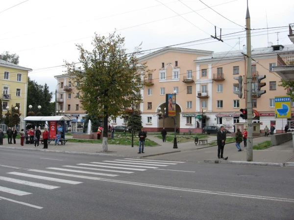 В арке дома существует выход с лестницы с ж/д вокзала