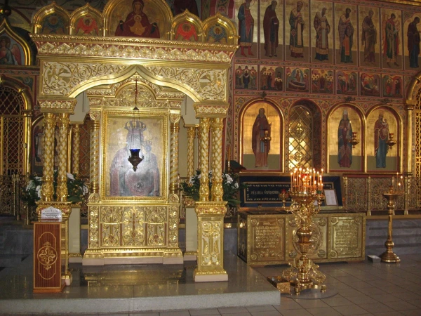 У алтаря надпещерной церкви