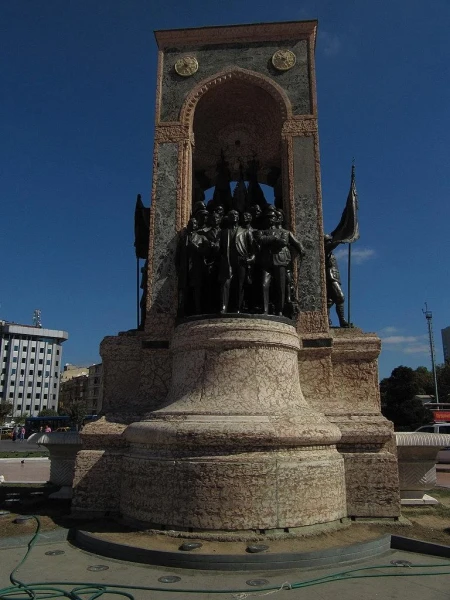Стамбул. Памятник Независимости