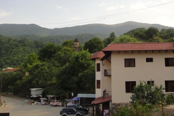 старинный храм и отель рядом
