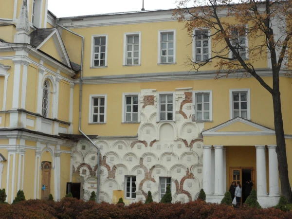 Часть стены старинная и отреставрированная.
