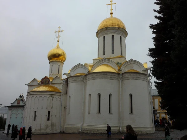 Церковь нач. 15 в. Самая старинная в Лавре. Росписывал А. Рублев.