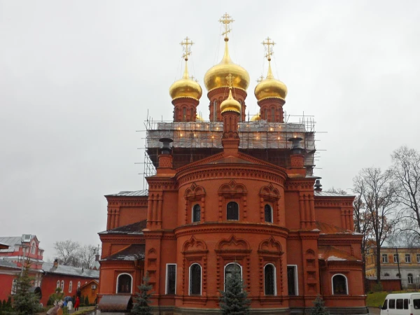 Главная церковь скита. Строительные леса ее совсем не портят!