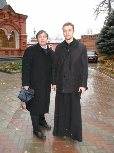 Наш экскурсовод (справа). Он студент семинарии.