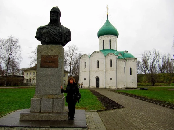 Переславль-Залесский. Красная площадь. Памятник Александру Невскому