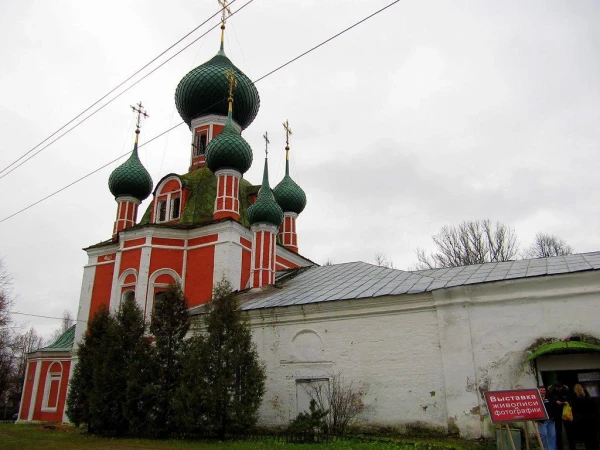 Переславль-Залесский. Красная площадь.Церковь Александра Невского