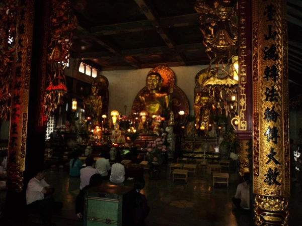 В буддийской пагоде Chua Vinh-Nghiem o Saigon.