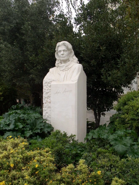 Памятник Милене Меркури (начавшей кампанию по возвращению мраморов Парфенона на родину).