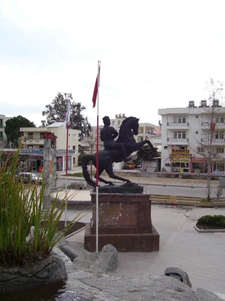 Белек, памятник Ататюрку