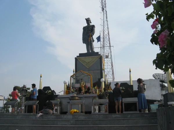 памятник генералу Чумпхону