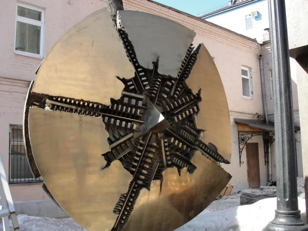 солнце, обратившееся бронзовым щитом