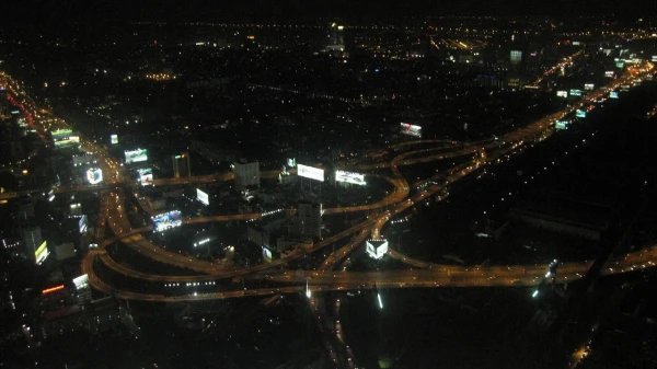 300 метров над землей, вид на Бангкок с крутящейся площадки отеля Baiyoke Sky