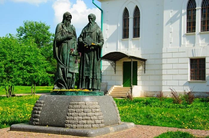 Дмитров. Кремль. Памятник Кириллу и Мефодию
