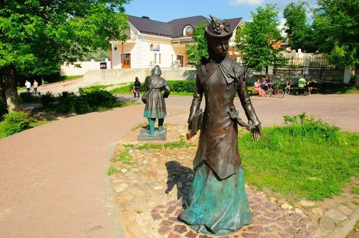 Дмитров. Скульптурная композтция  "Городские типы старого Дмитрова"