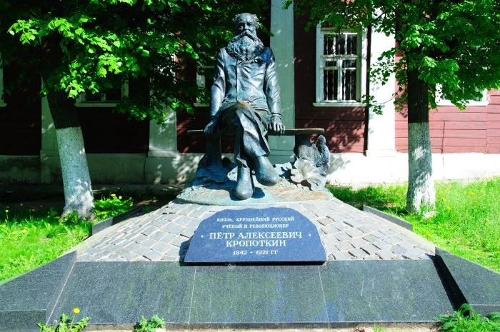 Дмитров. Памятник Кропоткину