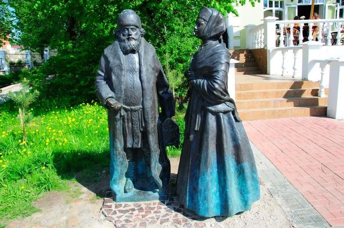 Дмитров. Скульптурная композтция  "Городские типы старого Дмитрова"