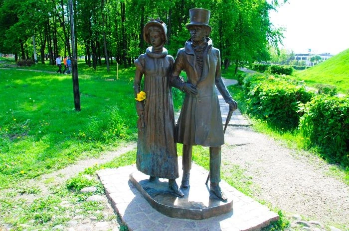 Дмитров. Скульптурная композтция  "Городские типы старого Дмитрова"