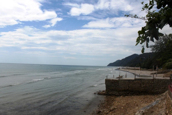 вид на море с бассейна, но спуска к морю здесь нет т.к. каменистое дно