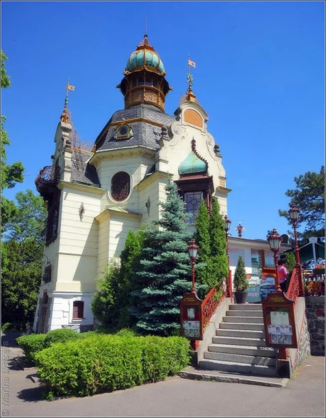 Hanavský pavilon, 19 век, находится на холме с шикарным видом на реку и мосты